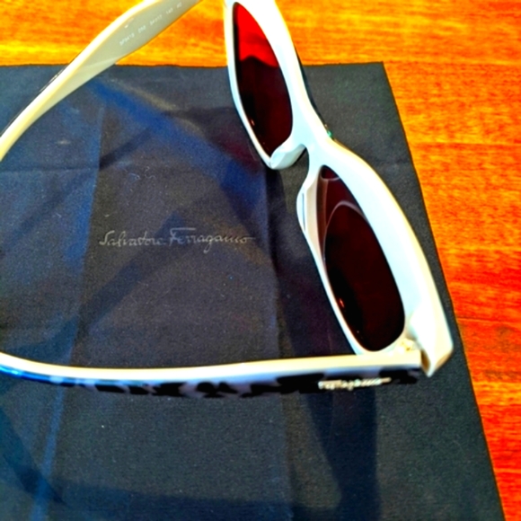 Beautiful Ferragamo sunglasses 🕶️ Used jost one Time .. New condition w box - Picture 11 of 16